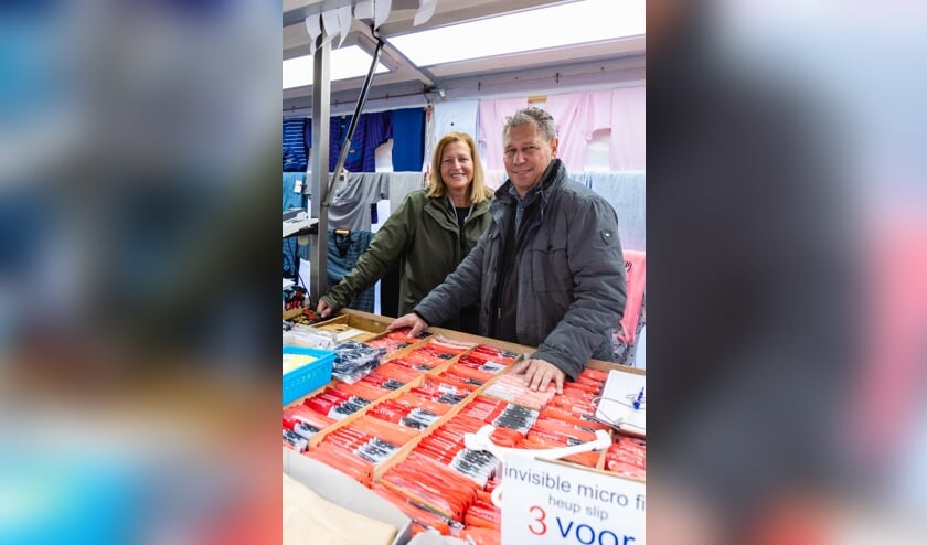 <p>Kooplieden Marco en Ludia van Ginneken: 'Ouderen kopen nauwelijks online'</p>