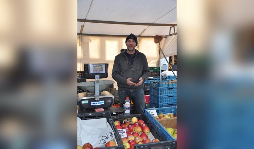 <p>Marktkoopman Louis Koevoets: 'Klanten in Steenbergen houden zich zeer goed aan de regels'</p>