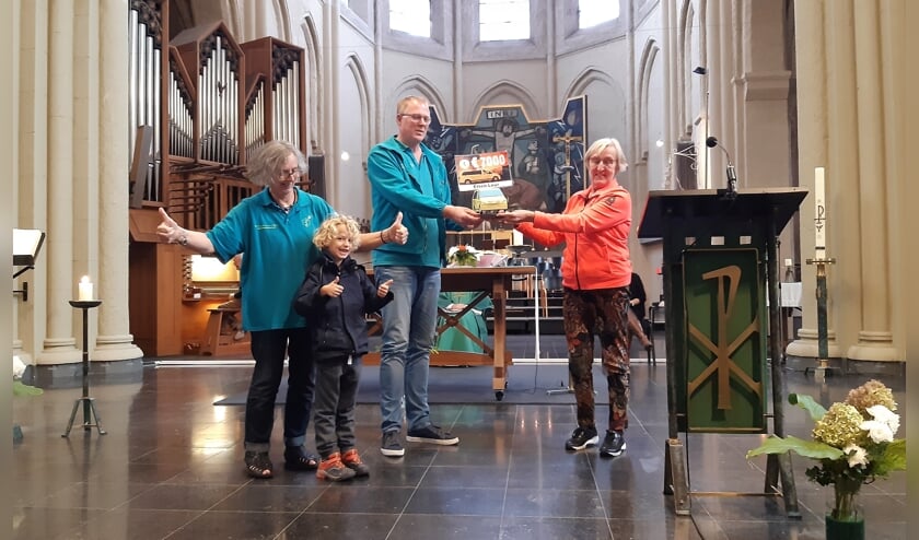 <p>Overhandiging van de Cheque voor Stichting Ambulance Wens.</p>