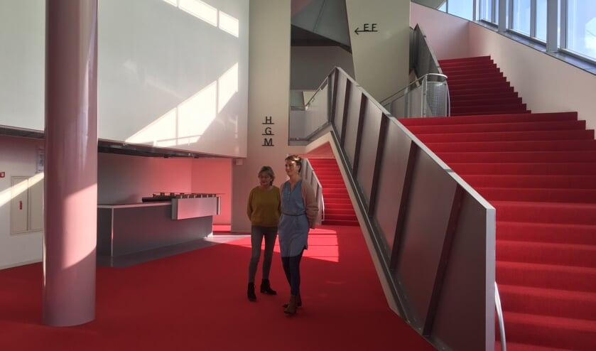<p>Addie van der Zande en Elisa Pals in het Chassé Theater, dat de helden graag een podium geeft.</p>