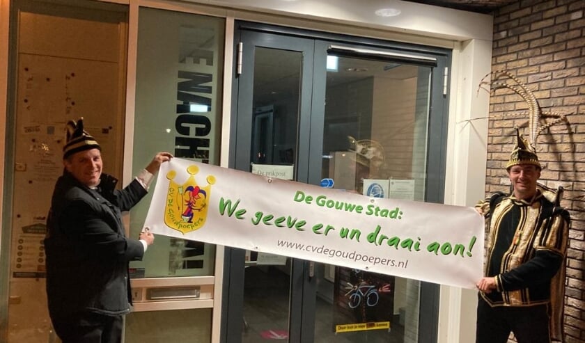 Ralph en John presenteren het motto van De Gouwe Stad.