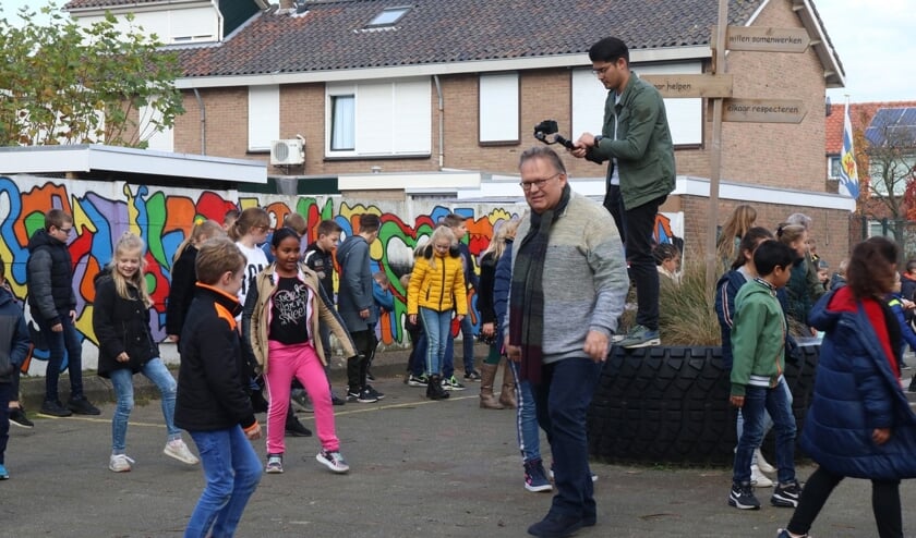 Meester Gerrit danst mee met de Jerusalema