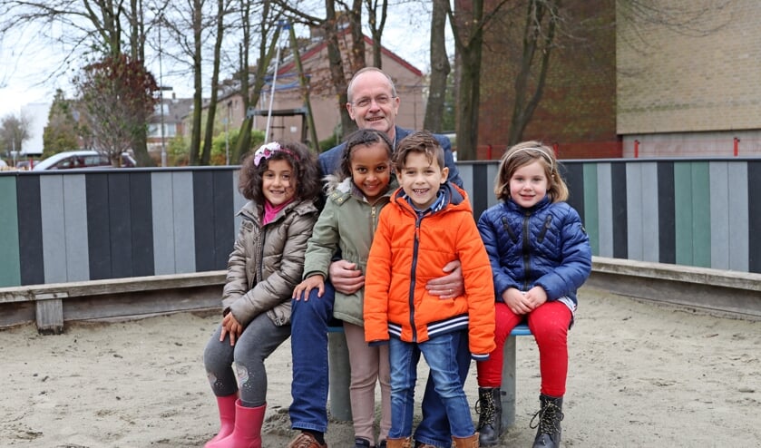 <p>Rinus Voet met een paar kinderen van Montessorischool De Basis, één van de dertien scholen van Prisma. </p>