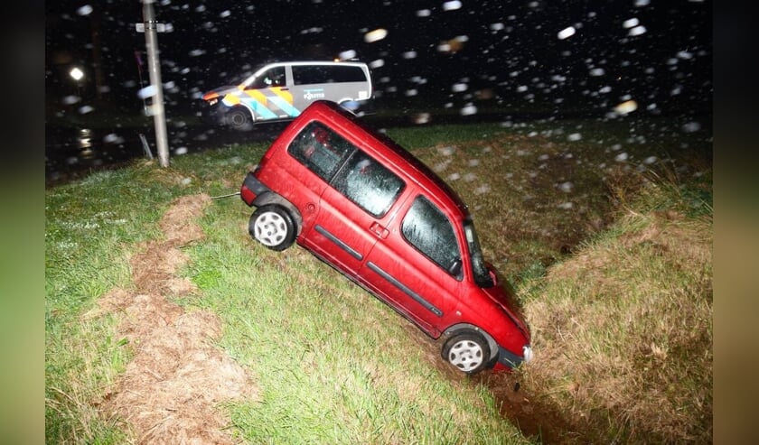 De auto kwam in de sloot terecht.
