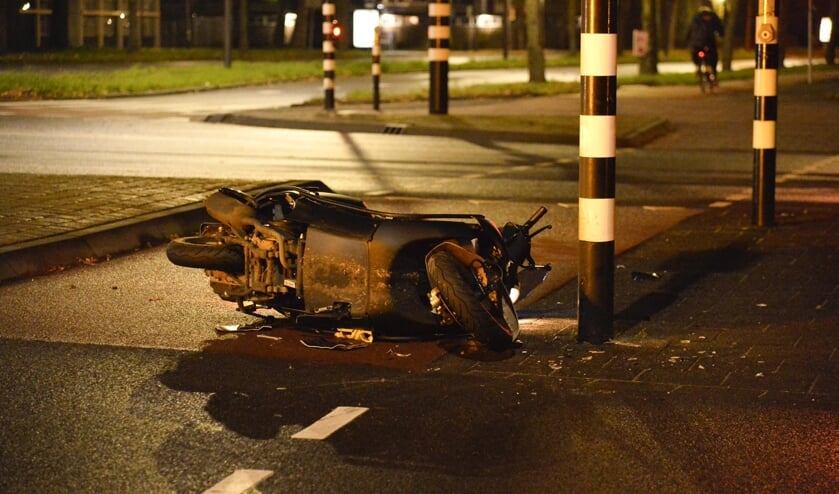 De scooterrijder kwam tegen een verkeerslicht tot stilstand.