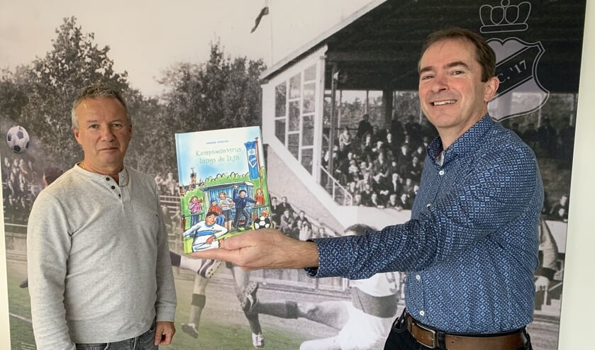 <p>Arnoud Frericks overhandigt het eerste exemplaar aan Gerry Leenders</p>