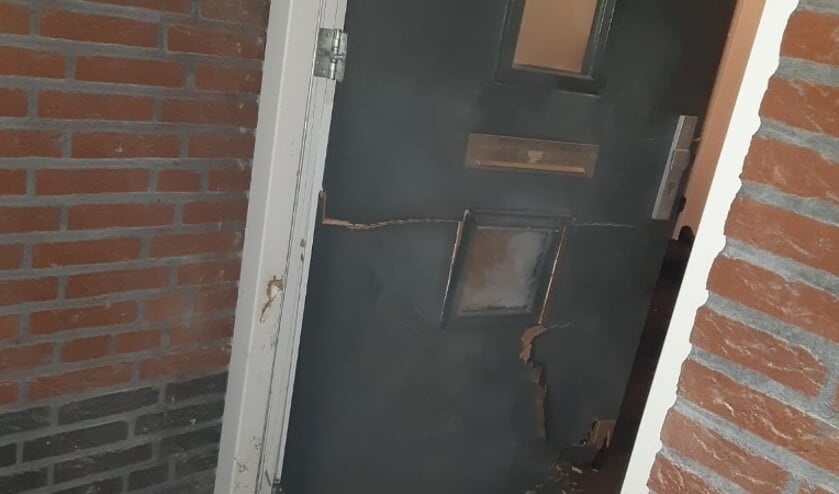 De woning raakte flink beschadigd.