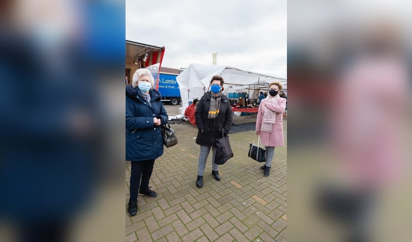 <p>In wisselende samenstelling bezoekt het vriendinnenclubje Sint Willebrord wekelijks de markt op het Emmausplein.</p>
