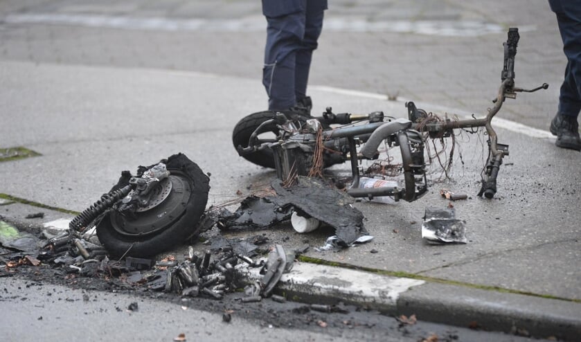 De GO-Scooter brandde volledig uit.