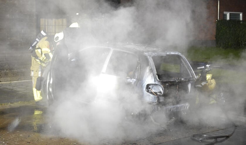 De auto ging volledig in vlammen op.