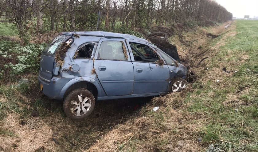 De auto kwam in de sloot terecht.