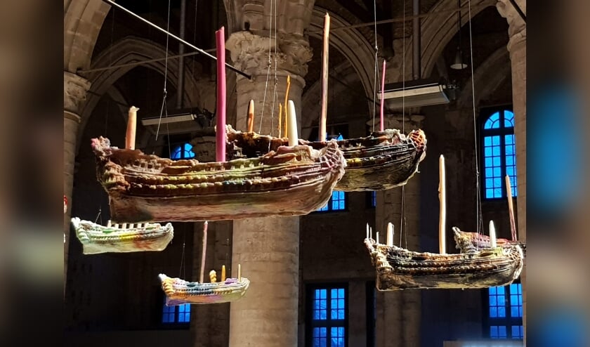 Kunstwerk Ex Voto staat extra in het licht  