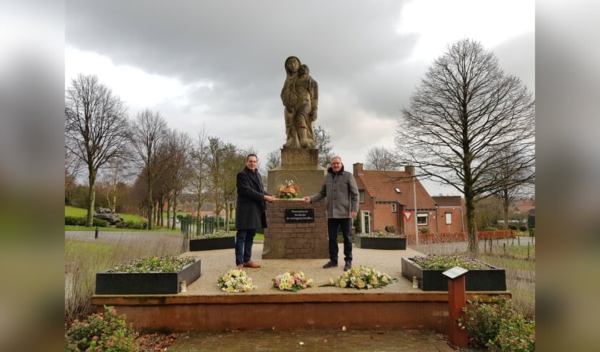 De gemeente heeft traditiegetrouw kaarsjes aangestoken en bloemen weggelegd.
