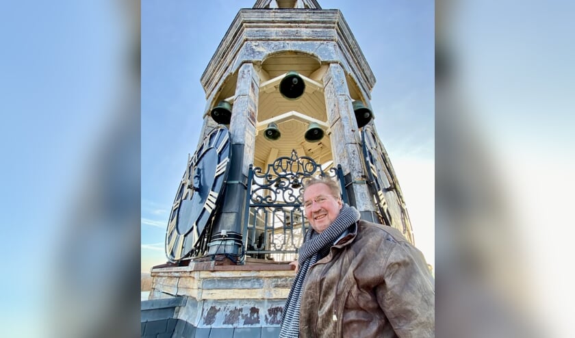 <p>Gerrit van der Schouw bij het carillon. </p>