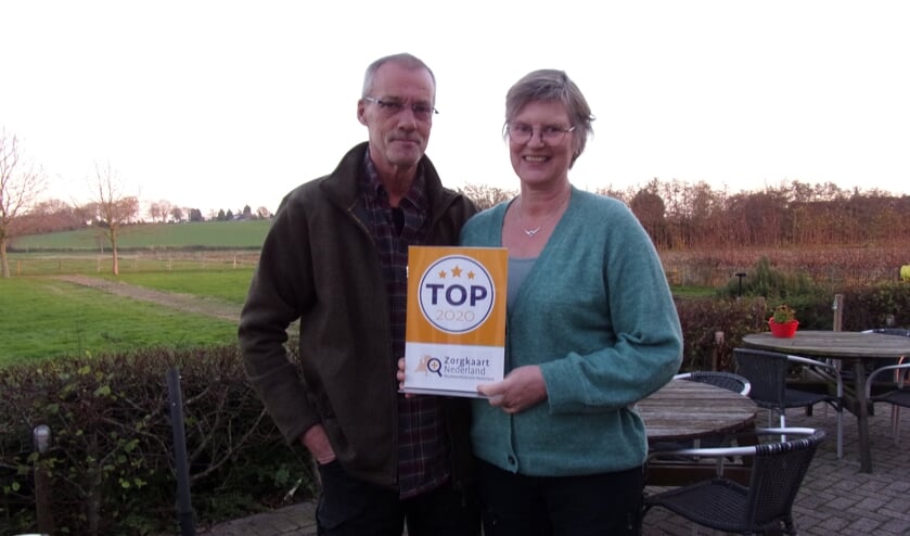 Bert en Ineke de Jager met het certificaat.