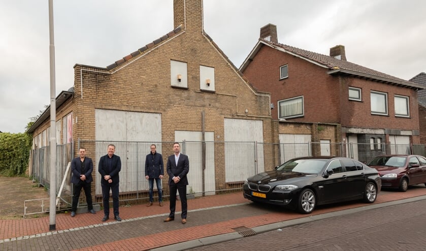 <p>V.l.n.r. Reggie Mathijssen, Wally Gijzen, Martien de Bruijn en Daan Luijkx voor de locatie van de voormalige cafetaria IJspaleis aan de Dorpsstraat in Sint Willebrord..</p>