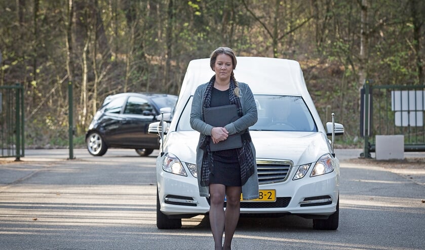<p>Lenny Roels begeleidt de familie bij hun uitvaart.</p>