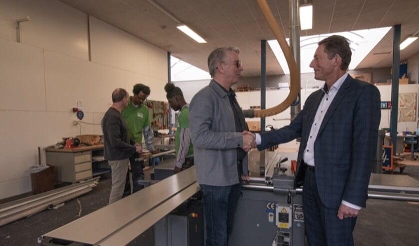 Adri Franke (tweede van links) is dolblij met de machines van Scalda. Hier schudt hij de hand van Dick Hoogstrate. FOTO ZEEUWS WERK