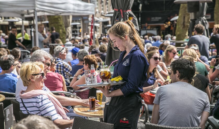 Mensen op het terras, foto ter illustratie