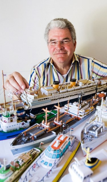 Wim van der Meer met enkele van zijn modellen. FOTO WIM VAN DER MEER