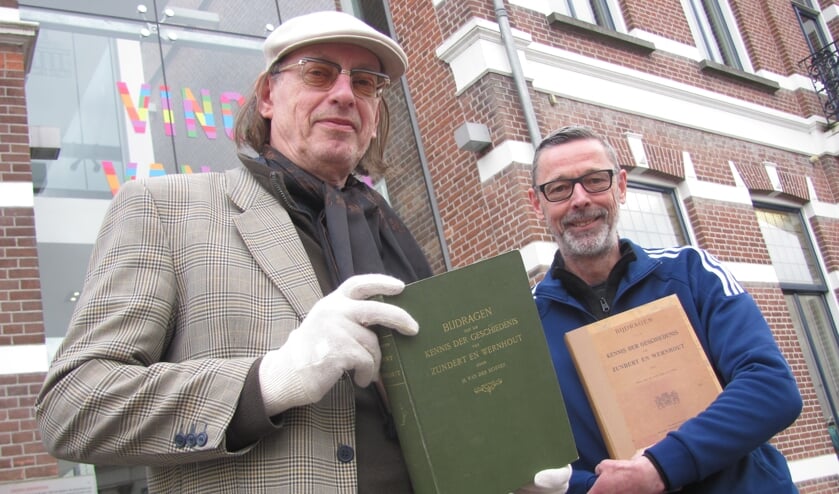 Ron Dirven (links) en Egbert Jorissen met de verschillende exemplaren van de eerste uitgave van het boek 'Bijdragen tot de kennis der geschiedenis van Zundert en Wernhout'. Komende maand wordt een uniek en speciaal voor koningin Wilhelmina vervaardigd exemplaar tentoongesteld in het Van GoghHuis in Zundert.