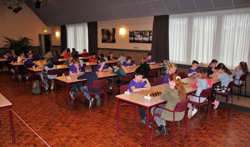 De deelnemers zijn geconcentreerd aan het dammen.