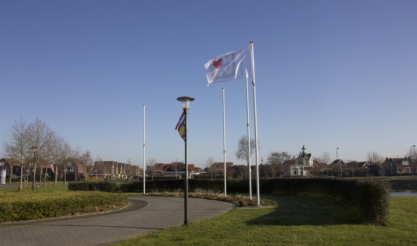 De vlag van de NVVE voor het gemeentehuis van Tholen markeert het begin van de Week van de Euthanasie.