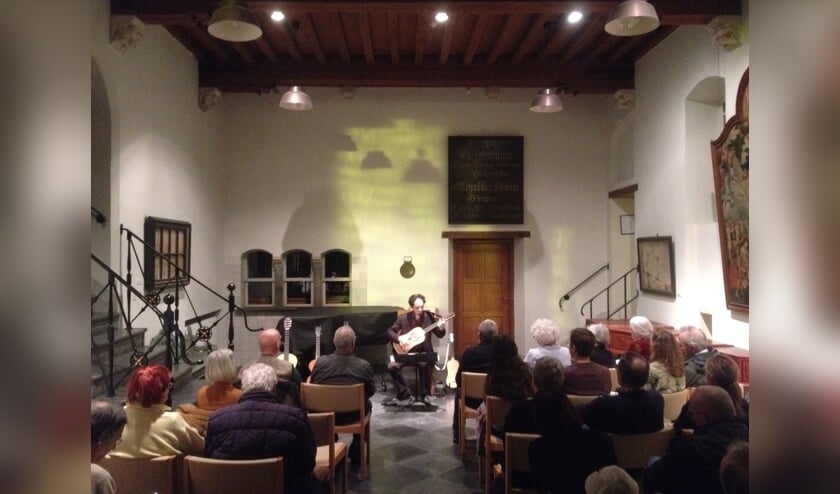 Izhar Elias in concert.