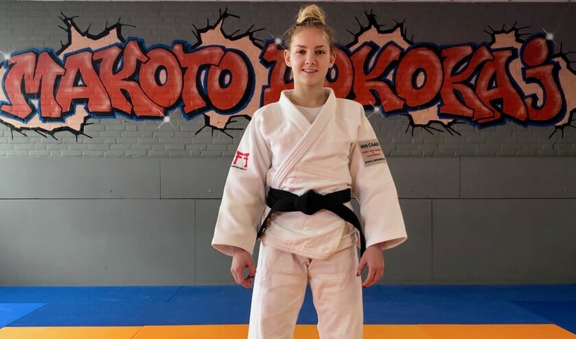 Yentel Boot poserend bij judovereniging Makoto Dokokaj waar het voor haar allemaal is begonnen. Foto: Johan Wagenmakers