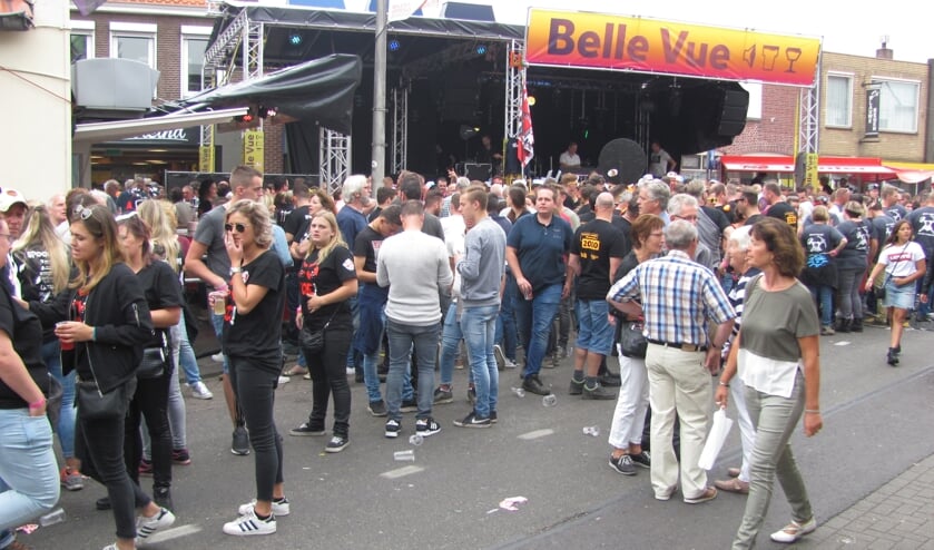 Drukte bij de horeca op corsomaandag. Als het aan de Zundertse horeca ligt, wordt er zo mogelijk in het corsoweekend toch een alternatief feestje gehouden.