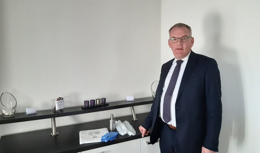 Jan Zuidema heeft desinfectiematerialen klaarliggen.
