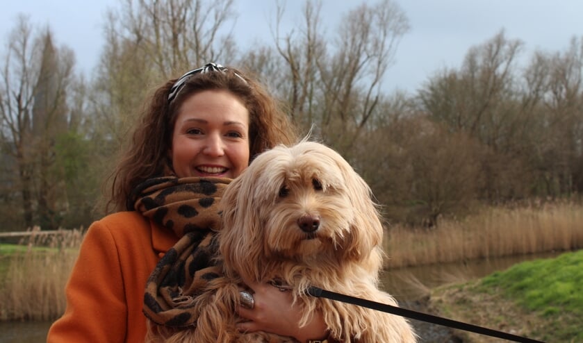 Schrijfster Vivianne uit Steenbergen met haar hond Disty als schrijfmaatje en knuffel.
