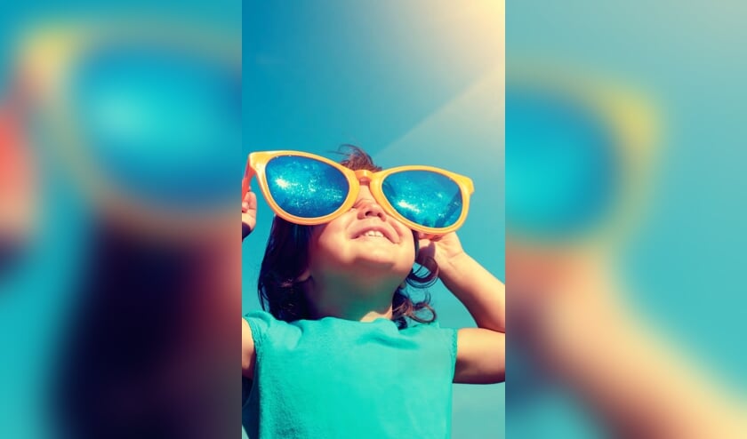 Naast een zonnebril beschermt een zonnescherm ook optimaal tegen de zon. FOTO SHUTTERSTOCK