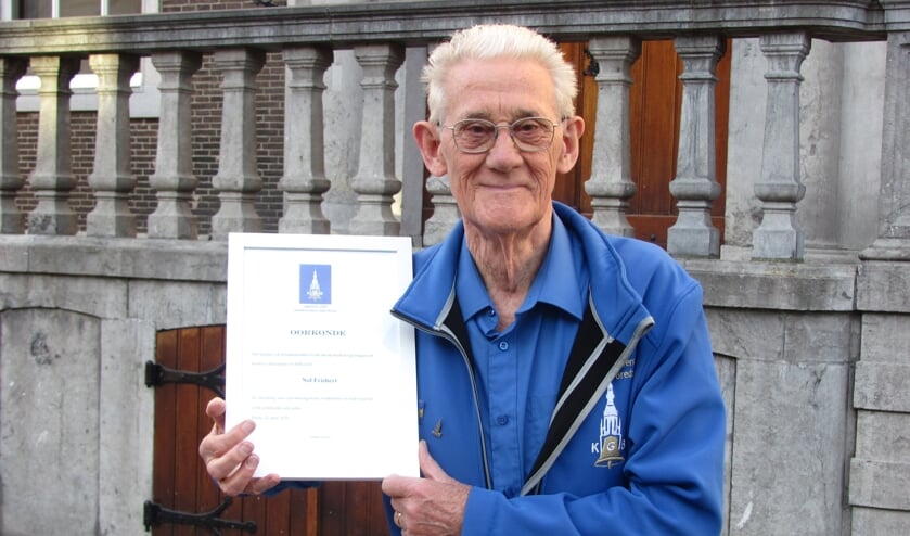 Nol Frishert is afgelopen week het erelidmaatschap van het Klokkenluiders Gilde Breda (KGB) toegekend. FOTO ADDO SPRANGERS