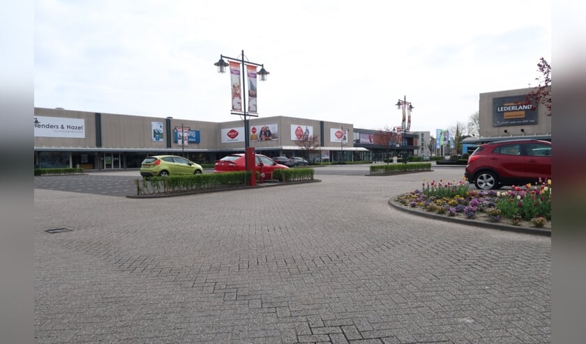 Op de parkeerplaats valt het aantal geparkeerde auto's bijna op twee handen te tellen.