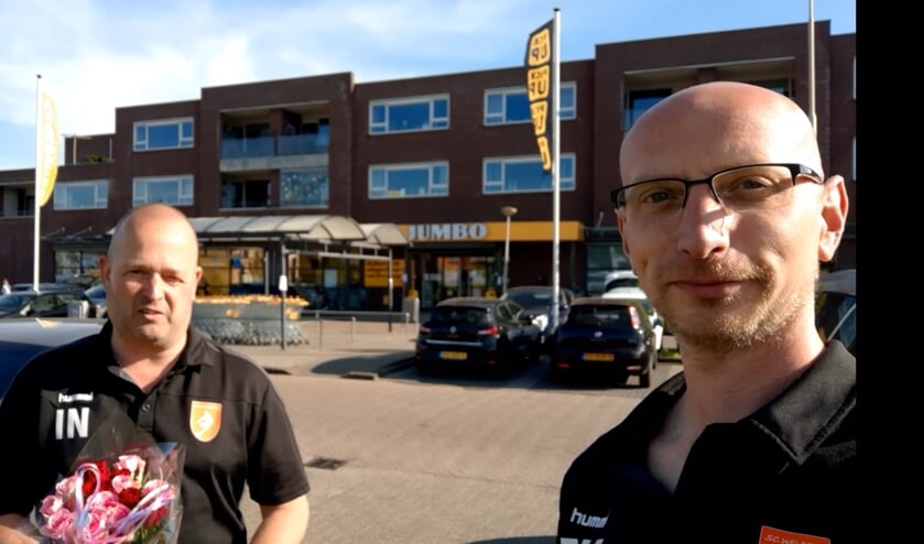 Edward Hansler (rechts) en Ivo Nagelkerken gingen iedere dag met twee bloemetjes op pad.