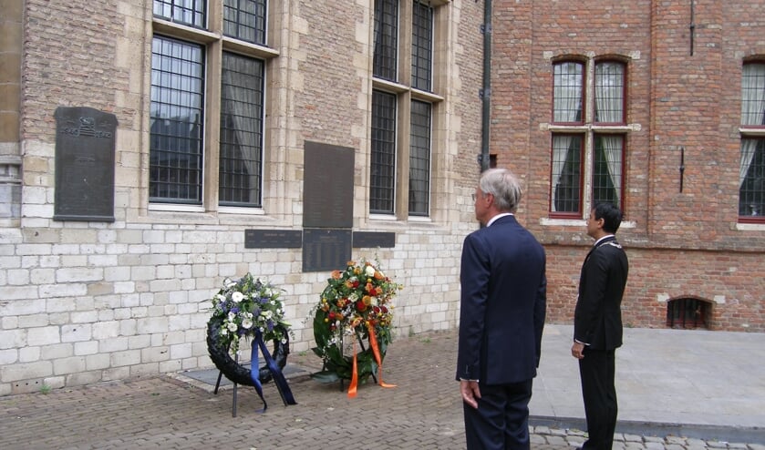 Commissaris en burgemeester leggen krans op Abdijplein