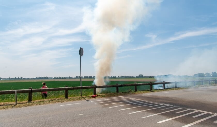 De berm vloog door onbekende oorzaak in brand.