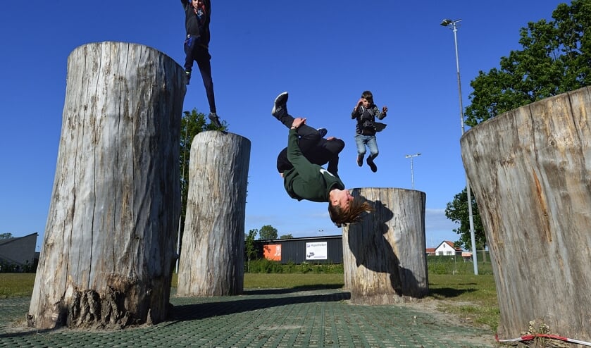 Salto's en sprongen tijdelijk in de buitenlucht 