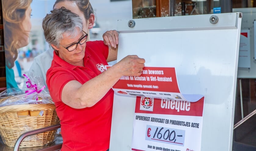 Heel veel blije Thoolse moeders en 1600 euro voor Vrienden van Siem 