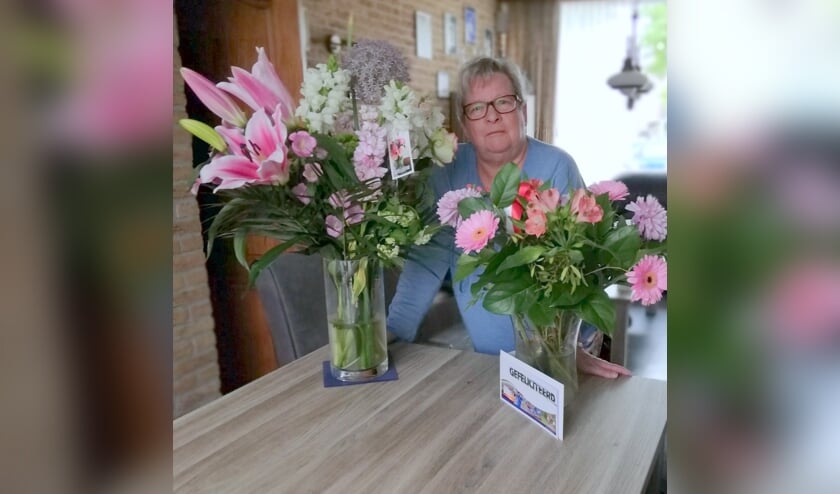 Lid in de Orde van Oranje Nassau, Bep Klaassen, tussen de bloemen bij haar thuis. FOTO FAMILIE KLAASSEN