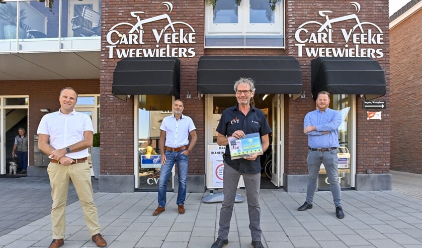 Overhandiging van de voucher aan Carl Veeke Tweewielers.