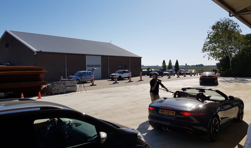 Een file auto's kwam zaterdag naar Dinteloord voor gratis aardappelen.