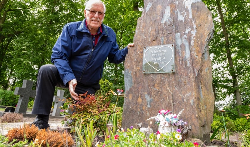 Corrie van den Broek bij het monument van de ongedoopte kindjes. Het monument werd in 2008 geplaatst op de begraafplaats is Sprundel.