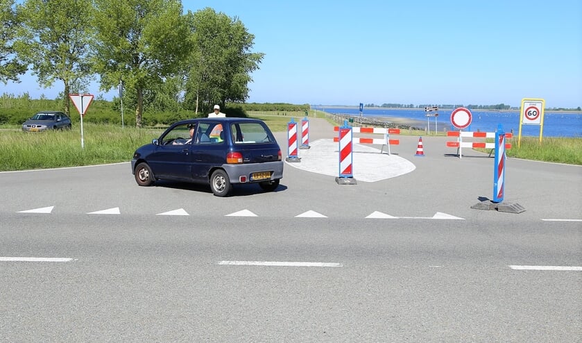 De meeste mensen keerden netjes om, sommigen vonden het nodig de verkeersregelaars vervelend te woord te staan.