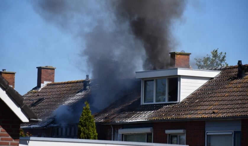 Persoon gewond bij uitslaande brand in woning Sint-Maartensdijk