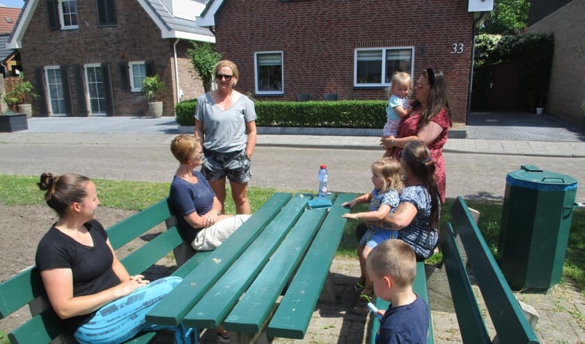 Wat rest is een bank en een prullenbak.
