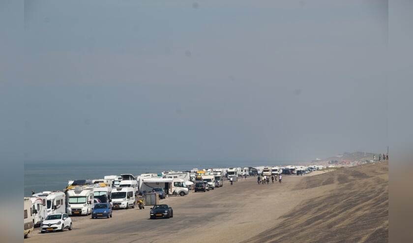 De Dijk in Westkapelle staat vol met auto's en campers.