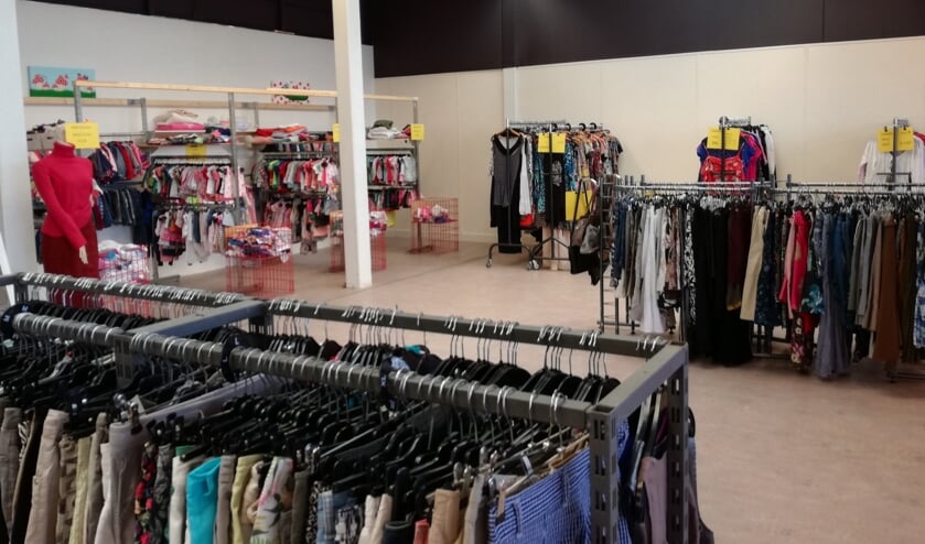 Kleding wordt mooi gepresenteerd.