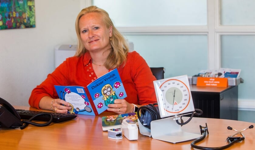 Yvonne Maat met haar nieuwste boek uit de serie 'Dokter Vrolijk'.